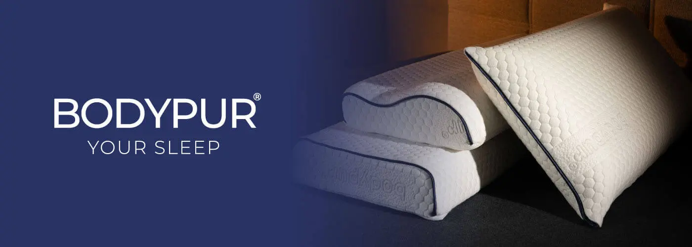 drei ergonomische Kissen blauer Hintergrund