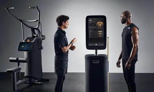 Zwei Männer stehen vor EGYM Geräten beim Einführungstraining